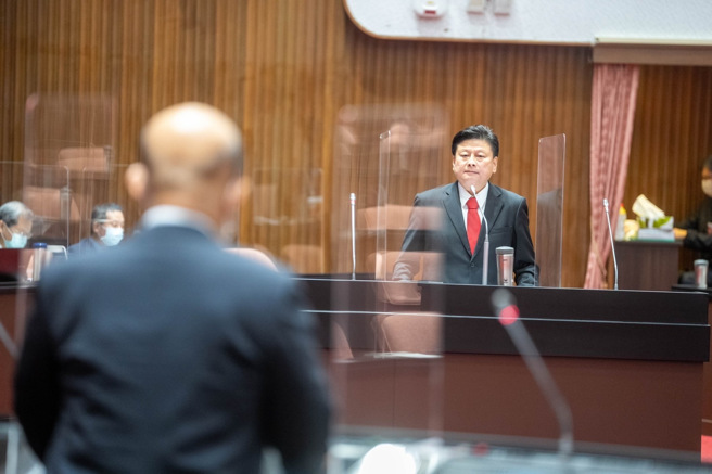 立委傅崐萁要求蘇花安2024前動工!呼籲蘇揆加速推動花東重大交通建設及放寬震災補助及留意國內經濟轉衰問題，獲得蘇揆同意支持。(戴志揚翻攝)