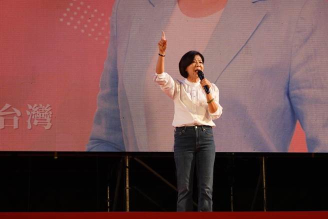 台中市长卢秀燕「十全十美・女力挺台湾」联合造势大会，嘉义县长参选人王育敏到场力挺。（张亦惠摄）