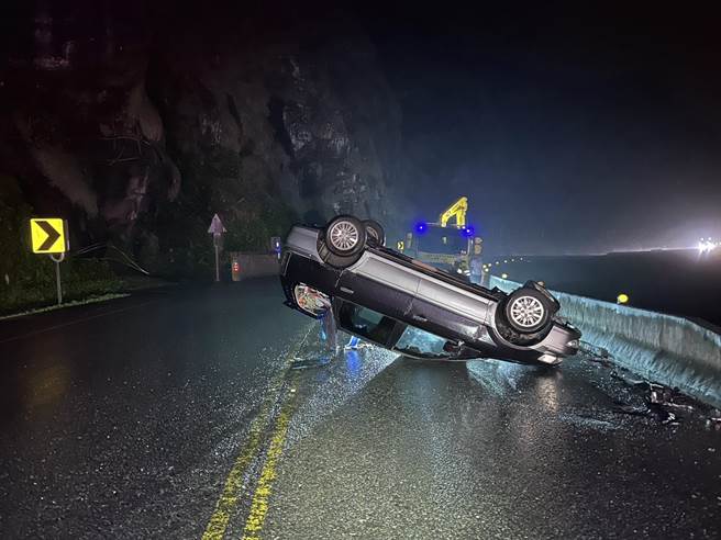 新北市濱海公路鼻頭角附近路段，14日晚間發生一起自小客翻覆意外，影響濱海公路的交通順暢，已於晚間8時許完全排除，恢復正常通行。（新北市警察瑞芳分局提供／張志康新北傳真）