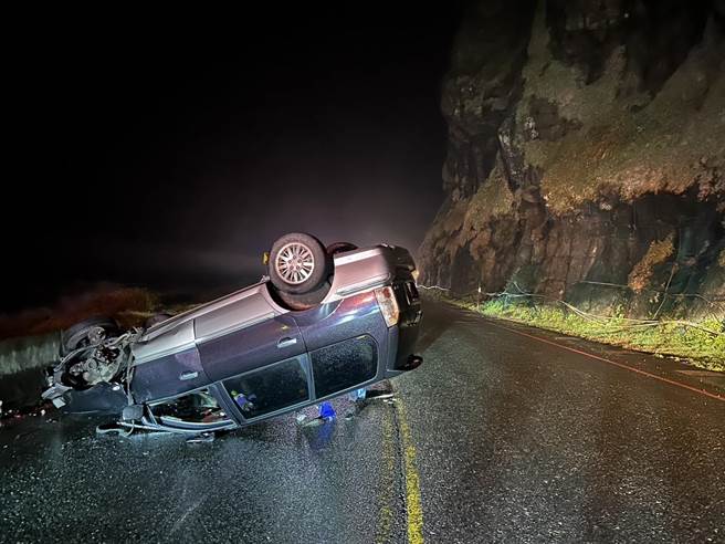 新北市濱海公路鼻頭角附近路段，14日晚間發生一起自小客翻覆意外，影響濱海公路的交通順暢，已於晚間8時許完全排除，恢復正常通行。（新北市警察瑞芳分局提供／張志康新北傳真）