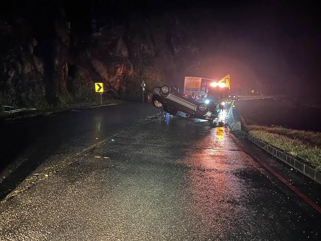 新北市濱海公路鼻頭角附近路段，14日晚間發生一起自小客翻覆意外，影響濱海公路的交通順暢，已於晚間8時許完全排除，恢復正常通行。（新北市警察瑞芳分局提供／張志康新北傳真）