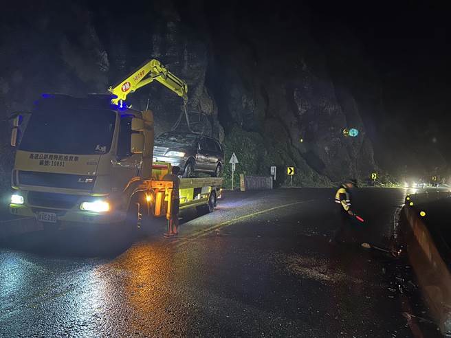 新北市濱海公路鼻頭角附近路段，14日晚間發生一起自小客翻覆意外，影響濱海公路的交通順暢，已於晚間8時許完全排除，恢復正常通行。（新北市警察瑞芳分局提供／張志康新北傳真）