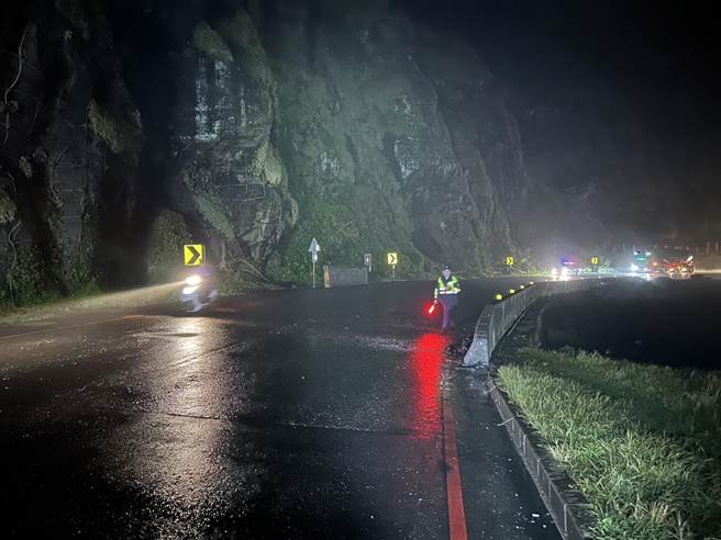 新北市濱海公路鼻頭角附近路段，14日晚間發生一起自小客翻覆意外，影響濱海公路的交通順暢，已於晚間8時許完全排除，恢復正常通行。（新北市警察瑞芳分局提供／張志康新北傳真）
