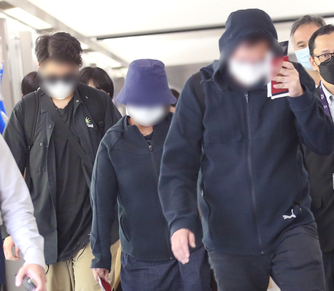 马来西亚蔡姓女大生遭人勒毙，家属14日哀伤地来台处理后事。（范扬光摄）