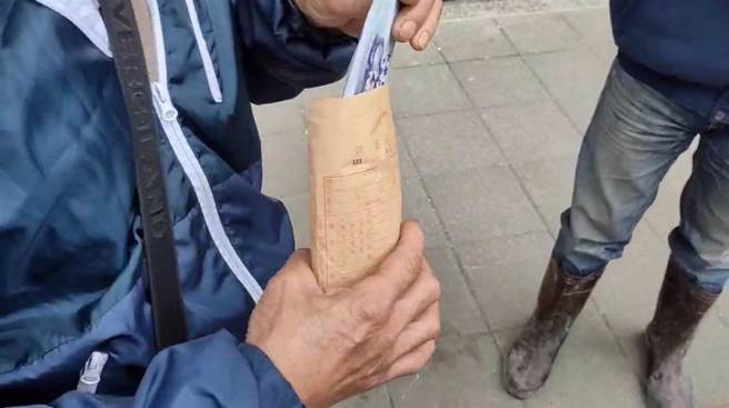 拾金不昧是种美德，但近年来却出现越来越多争议。(示意图，与内文无关／林郁平台北传真)