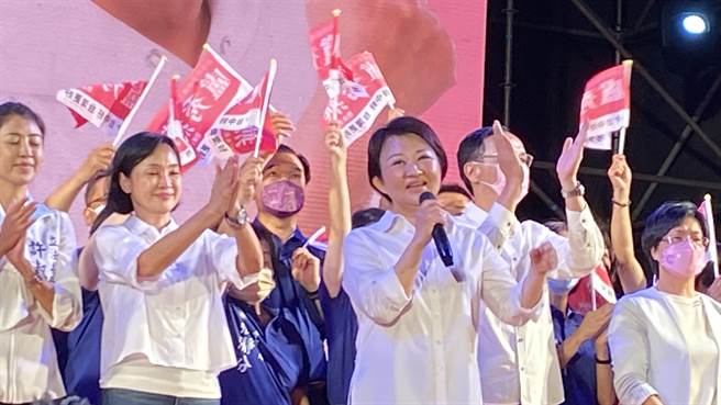 台中市长卢秀燕谈到自己这次选举遭遇抹黑，请蔡总统约束网军跟侧翼。（陈淑芬摄）