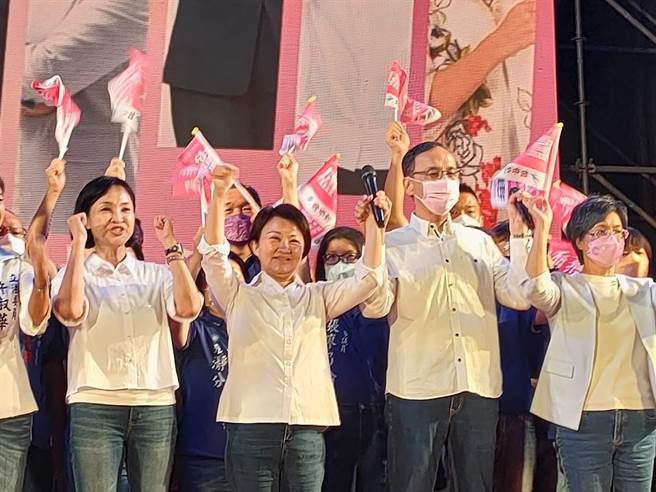 台中市长卢秀燕今天举办首场大型造势活动，合体国民党其他9县市女性候选人。（潘虹恩摄）