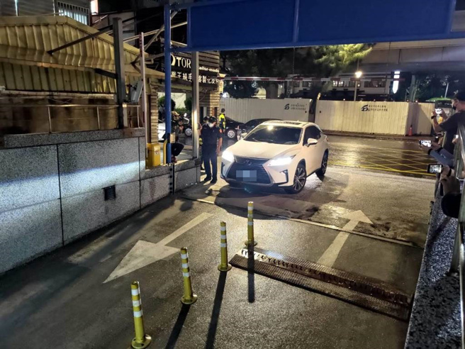 蔡女家属晚间赶赴士林警分局。（陈鸿伟摄）