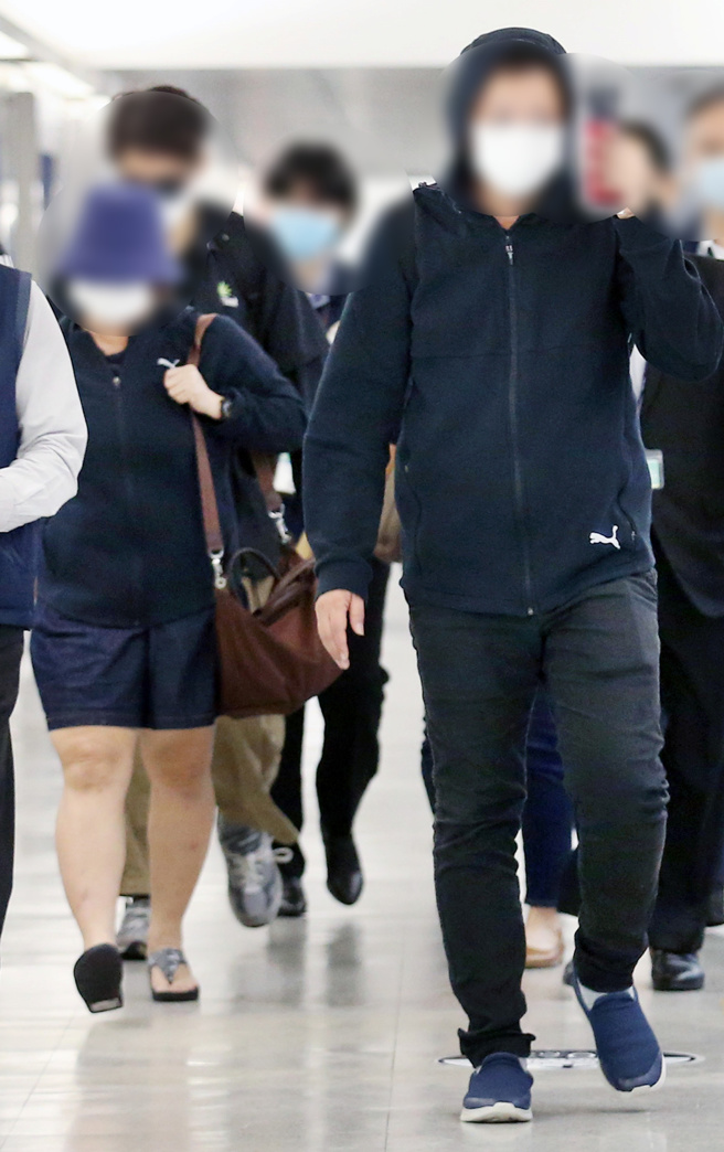 马来西亚蔡姓女大生遭人勒毙，家属14日哀伤地来台处理后事。（范扬光摄）
