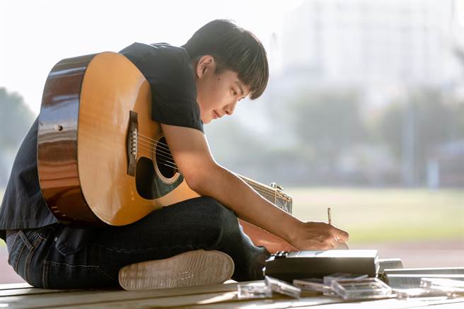 张庭瑚为主演新剧《你在我心上》演唱主题曲〈我说了谎〉。（甲上提供）