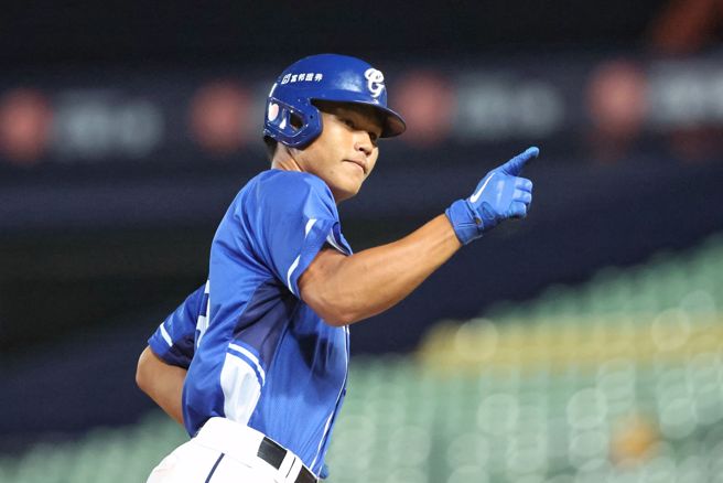 富邦悍将王诗聪敲出生涯首轰。（富邦悍将提供）