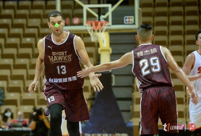 德古拉(左)今天在场上完全展现禁区主宰力。(T1联盟提供)