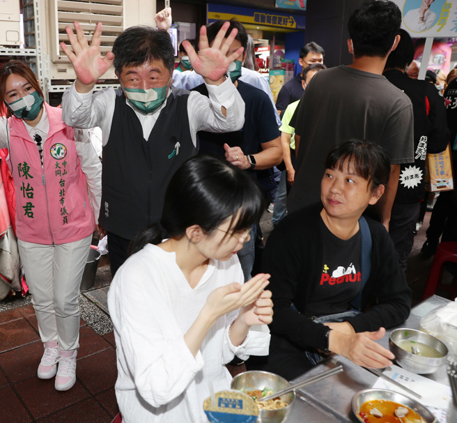 民進黨台北市長參選人陳時中13日到晴光市場拜票。（資料照，季志翔攝）