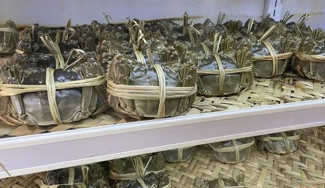 今年因大陆经济景气欠佳，中秋节后供货量大增，大闸蟹市场价格跌幅不小。（图／新浪网）