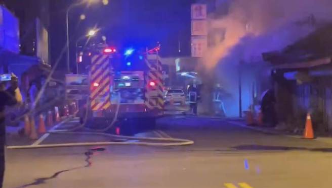 花蓮縣新城鄉佳興冰菓店14日晚間失火，火警現場頻傳電線爆裂聲響。（民眾提供）
