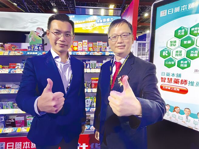 群创和日药本舖携手打造AI药妆科技店。左为日药本舖董事长特助陈睿烽、右为群创总经理杨柱祥。图／袁颢庭