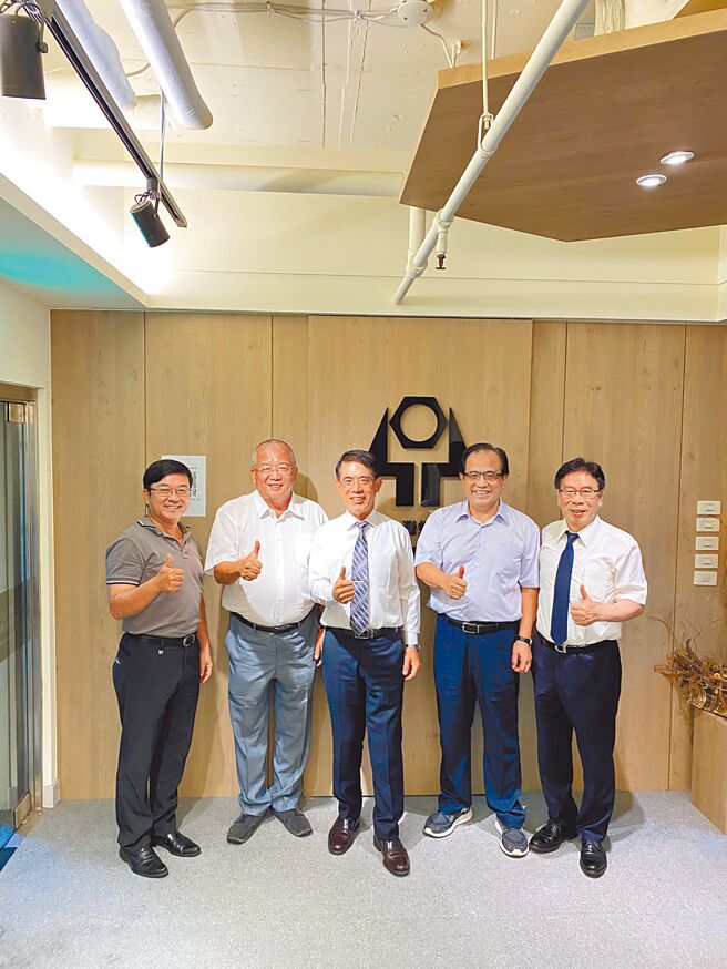 TFTA现任理事长陈和成（中）与歷届理事长合影，现任秘书长吴聪国（左一）、前理事长陈建宇（左二）、前理事长顏国基（右一）、苏深贤（右二）。图／林宜蓁