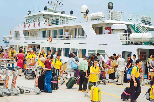 外界关切何时重启两岸小三通，陆委会副主委邱垂正昨表示，「节日通航是可能做法」，同时强调选举并非小三通重启与否的考量因素。图为厦金航线游轮。（中新社）