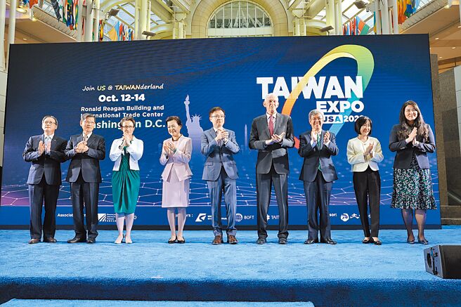 首届美国台湾形象展揭幕，外贸协会董事长黄志芳（左五），前副总统陈建仁（右三）、经济部长王美花（左四）、驻美代表处大使萧美琴（左三）共同出席。（外贸协会提供）