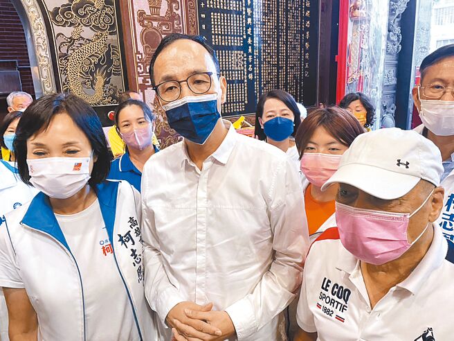 国民党高雄市长参选人柯志恩（左）13日在国民党主席朱立伦（中）陪同下出席凤山区里长座谈会，高雄市里长主席联谊总会总主席刘启芳（右）也到场支持。（洪浩轩摄）