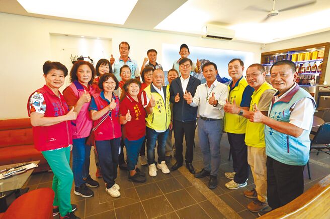 高雄市长陈其迈（右五）日前到凤山知名牛肉麵店大啖美食，并在立委许智杰（右四）牵线下，与刘启芳（左五）及多名里长畅谈凤山建设和市政蓝图。（陈其迈竞选团队提供／洪浩轩高雄传真）