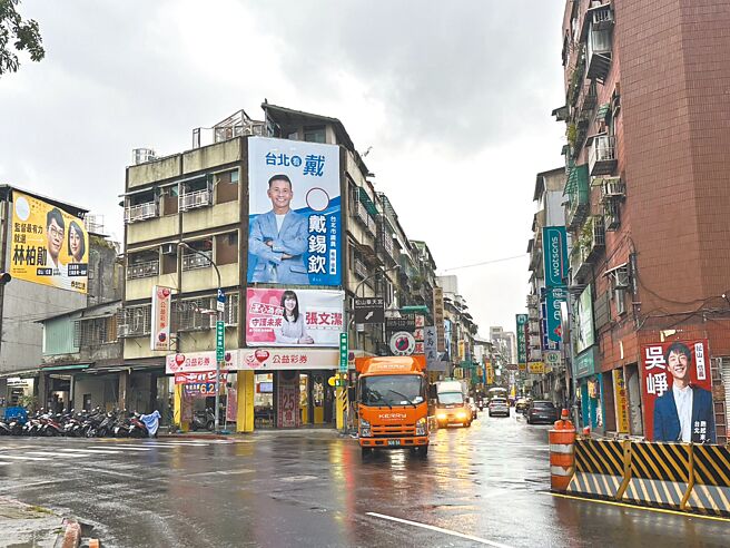 台北市议员第三选区（松山、信义）今年因人口锐减，议员席次减少1席，年底选举将上演16抢9，各党派皆有新人求突围，让老将危机感攀升。（黄婉婷摄）