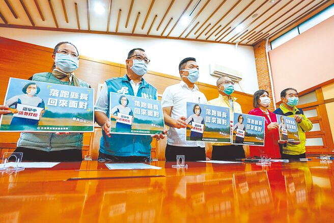 民進黨宜蘭縣議會黨團13日痛批縣長林姿妙透過請假規避議會監督，要求林姿妙14日出席總質詢。（李忠一攝）