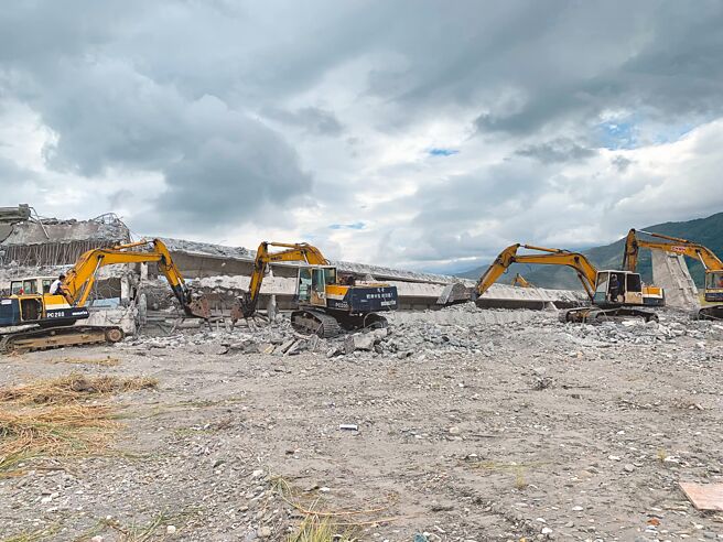 花莲县玉里镇高寮大桥因地震倒塌，汛期将届，县府着手拆除桥梁，并争取经费重建。（花莲县政府提供／王志伟花莲传真）