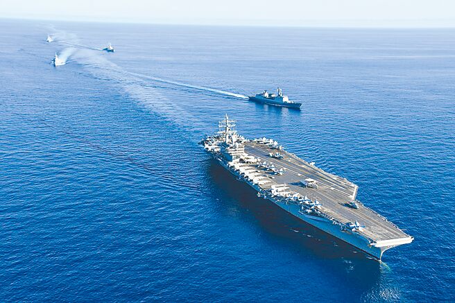 白宫12日发布拜登政府的首份《国家安全战略》（NSS），做为美国外交和安全领域的指导性文件。图右为美国海军雷根号航空母舰（USS Ronald Reagan CVN-76）。（摘自日本防卫省海上自卫队官网）