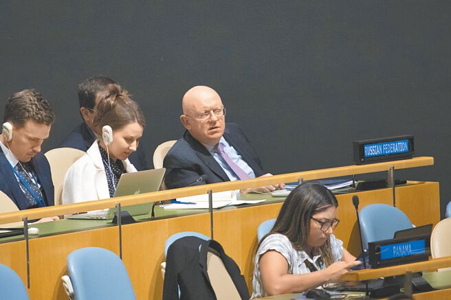 当地时间10月12日，乌克兰问题紧急特别联大在纽约联合国总部召开，俄罗斯常驻联合国代表涅边贾关注大会表决。（中新社）