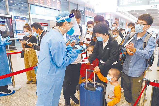 中国疾控中心流行病学首席专家吴尊友表示，大陆人受到疫情的影响是全球最小。图为工作人员在铁路上海虹桥站核验旅客的健康码。（中新社）