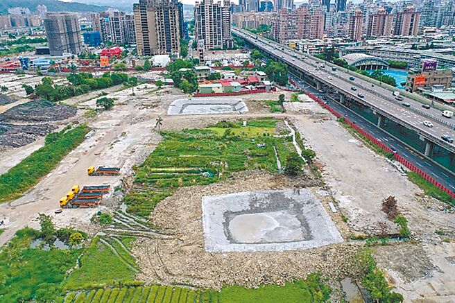 塭仔圳工区内共设置18座临时滞洪沉砂池，等同约17.5座奥运标准泳池的容水量。（新北市地政局提供／陈慰慈新北传真）