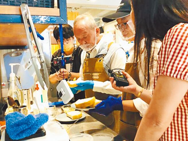 苗栗县长徐耀昌（左二）13日赴头份市雅德屋优格店，担任一日优格师。（苗栗县政府提供／谢明俊苗栗传真）