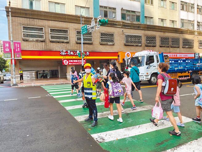 桃园市教育局每年补助学校升级导护装备，今年有160所学校申请核准，总经费高达390万元。（桃园市教育局提供／陈梦茹桃园传真）