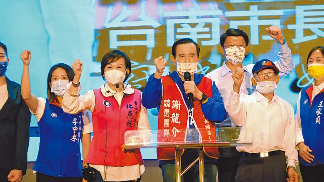 國民黨台南市長參選人謝龍介（右三）募款餐會，前總統馬英九（右四）出席力挺。（謝龍介競選團隊提供／曹婷婷台南傳真）