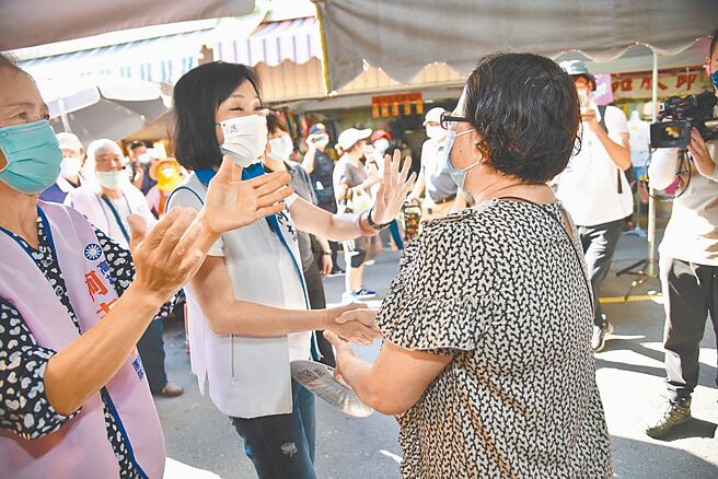 国民党高雄市长参选人柯志恩昨天上午抵达旗山老街拜票，一一向摊商及民眾拜托致意，深怕错过每一双支持者的手。（柯志恩办公室提供／林雅惠高雄传真）