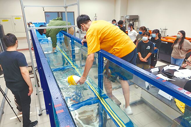 国立中山大学ORCA（Ocean-awareness Revival and Co-learning Alliance）共学群主办「流鱼型式水下仿生设计竞赛」，学生融合海洋知识与3D列印技术，挑战仿生鱼体「游得远且不触地」纪录。（国立中山大学提供／袁庭尧高雄传真）