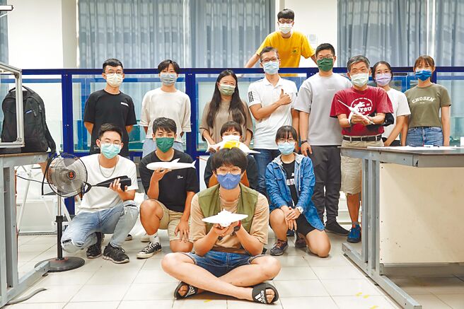 国立中山大学ORCA（Ocean-awareness Revival and Co-learning Alliance）共学群主办「流鱼型式水下仿生设计竞赛」，学生融合海洋知识与3D列印技术，挑战仿生鱼体「游得远且不触地」纪录。（国立中山大学提供／袁庭尧高雄传真）