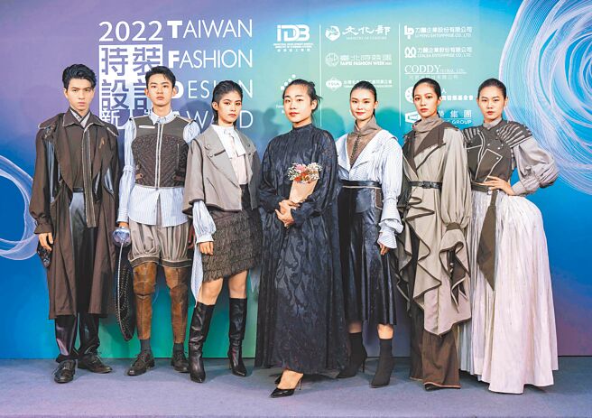 获首奖的新锐设计师胡俊丞（中）与模特儿合照。（吴松翰摄）