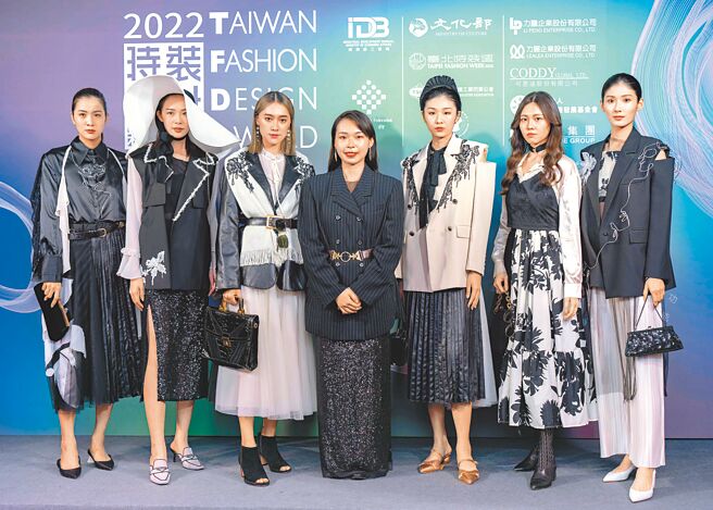 获优胜的新锐设计师杨佳凰（中）与模特儿合照。（吴松翰摄）