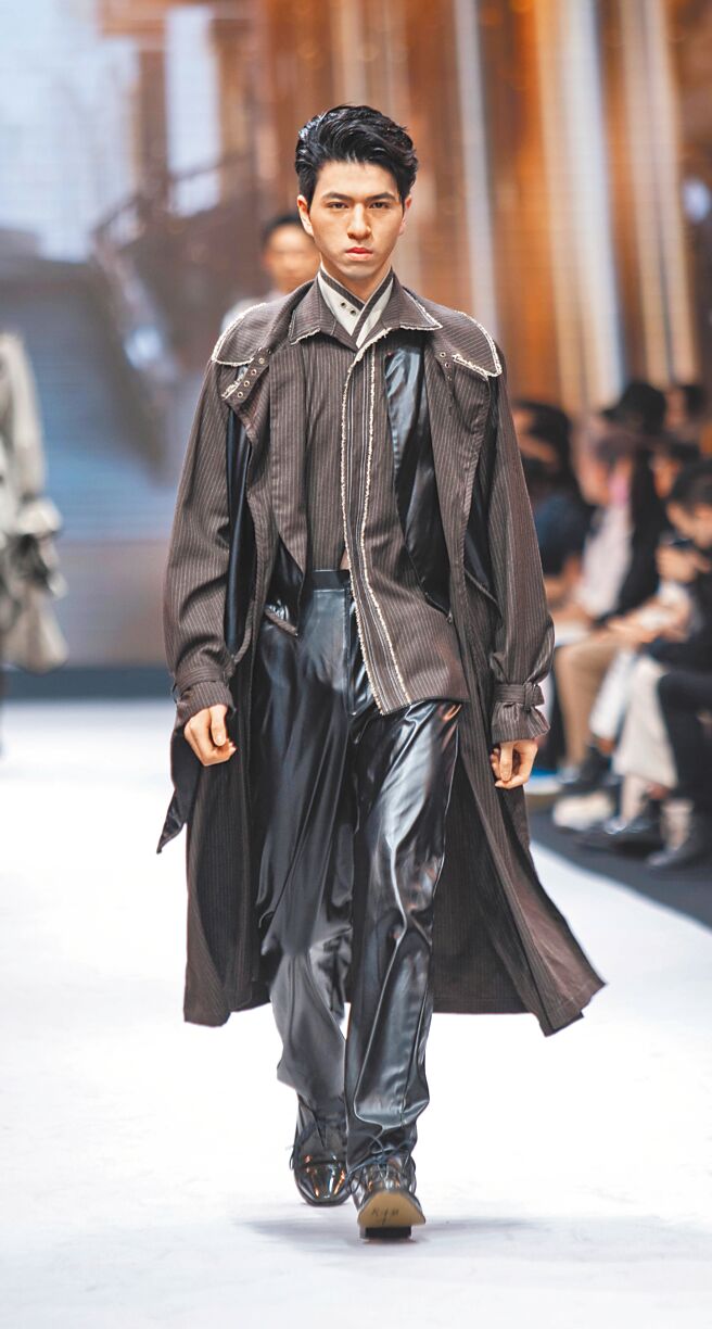 第36届设计新人奖首奖得主胡俊丞，以剑击世纪为题制作服装。（吴松翰摄）