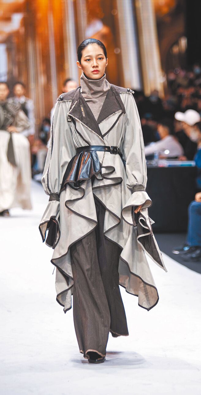 胡俊丞作品「剑击世纪」被评审评为兼具时尚美感、市场潜能与永续精神。（吴松翰摄）