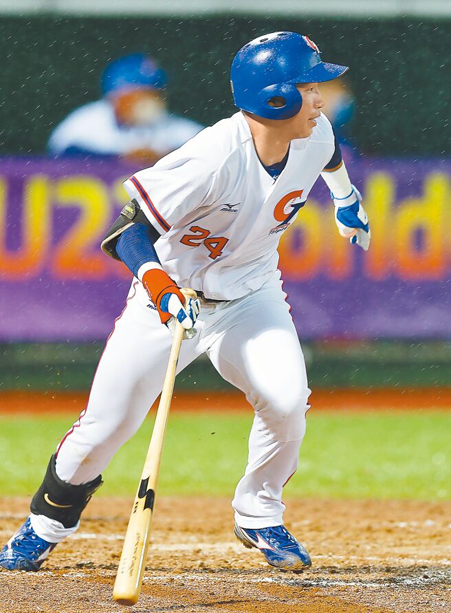 U23世界盃棒球賽，中華隊首戰哥倫比亞，6局下紀慶然敲出致勝安打，靠著單局5分攻勢，6比2逆轉勝。（季志翔攝）