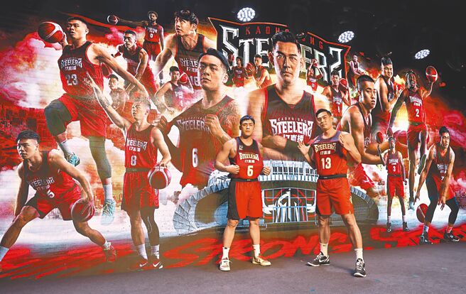 呂政儒（右）、周儀翔兩大高雄17直播鋼鐵人球星現場展示全新「炙焰紅」款球衣。（中央社）