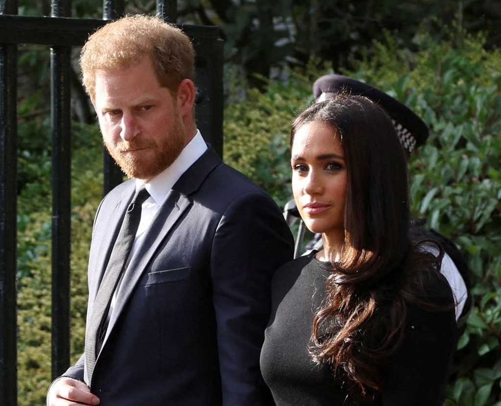 哈利和妻子梅根9月10日现身温莎城堡（Windsor Castle），准备观看民众献给已故女王伊莉莎白二世（Elizabeth II）的鲜花。（达志图库/TGP）(photo:ChinaTimes)