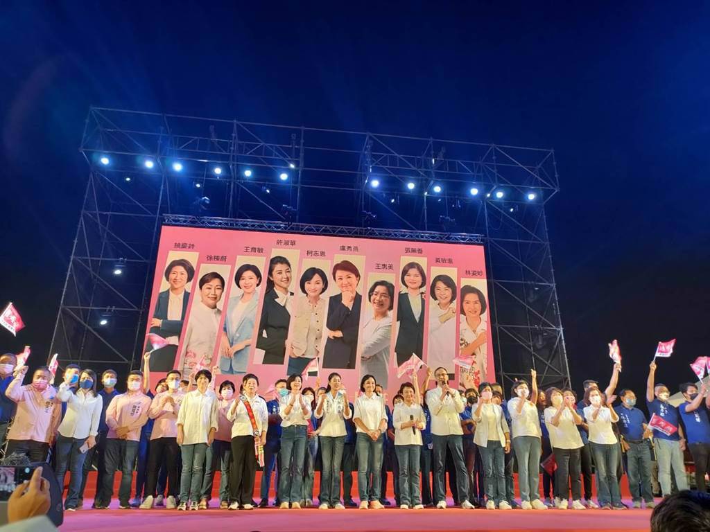 台中市市長盧秀燕昨（14）晚舉辦首場大型造勢活動，合體國民黨其他9縣市女性候選人。（資料照／潘虹恩攝）