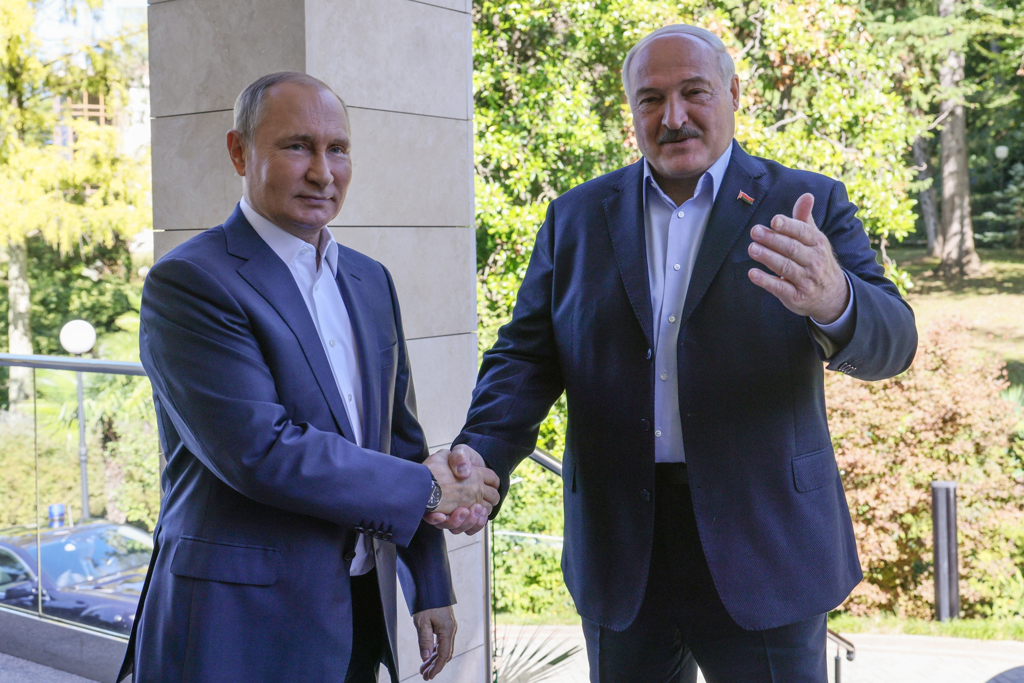 右白俄罗斯总统卢卡申科（Alexander Lukashenko）早前称已和左普丁总统Vladimir Putin部署联合部队，来应对西部地区紧张情势，不过却遭克宫打脸不认。图/美联社(photo:ChinaTimes)