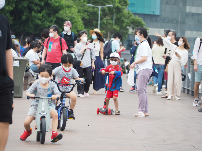 香港的长新冠问题最近引起注意，起因是社福机构调查发现有近8成新冠康復儿童有长新冠症状。（图／中新社）