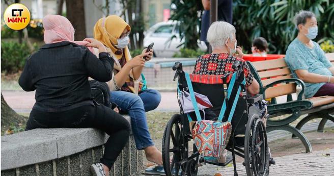 医护人员认为，能让长辈们有反应的活动就是好活动，可以延缓他们的退化速度。（图／黄耀徵摄）