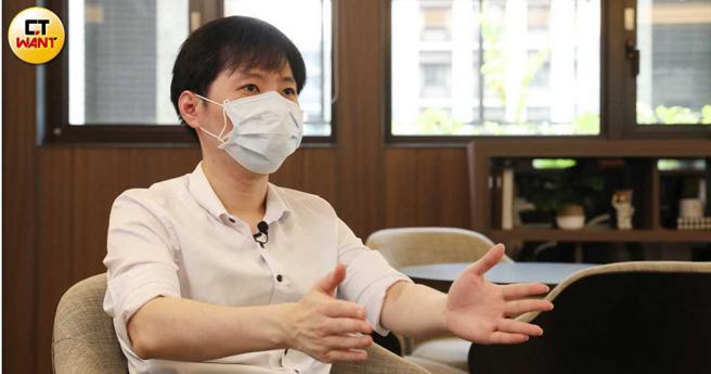  姜冠宇医师强调，夜店可以开瓶酒10万请辣妹来跳舞，为什么长照机构不行？（图／方万民摄）